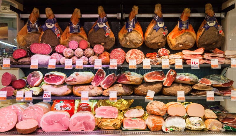 ROMA, ITÁLIA - 11 de setembro de 2016: Vários produtos de carne italianos no supermercado em Roma, Itália imagem de stock royalty free ROMA, ITÁLIA - 11 de setembro de 2016: Vários produtos de carne italianos no supermercado em Roma, Itália imagem de stock royalty free