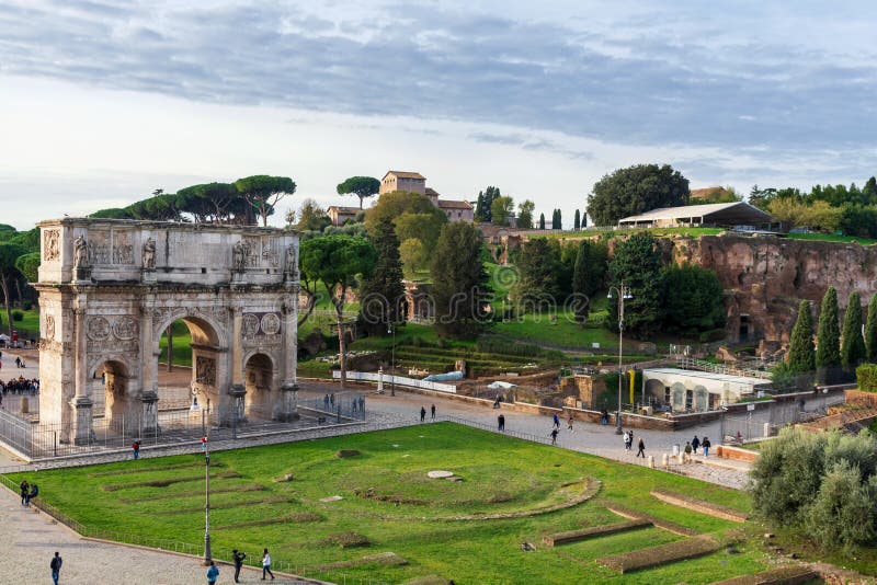 Roma itália : latin do fórum romano : forum romum italian : foro romano no espetacular nascer do sol. belo representante fotografia de stock royalty free