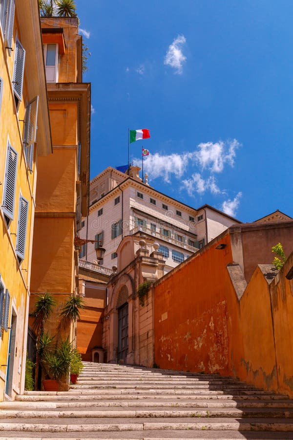 Roma La Bandiera Italiana Sul Palazzo Di Quirinale Immagine Stock