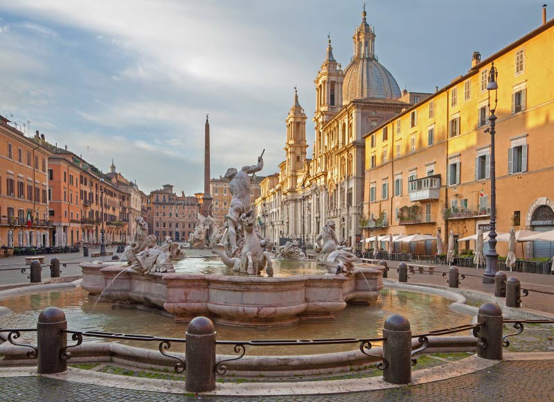 Roma - piazza Navona in mattina e fontana di Nettuno (1574) create da Giacomo della Porta e da Santa Agnese in Agone fotografia stock Roma - piazza Navona in mattina e fontana di Nettuno (1574) create da Giacomo della Porta e da Santa Agnese in Agone fotografia stock