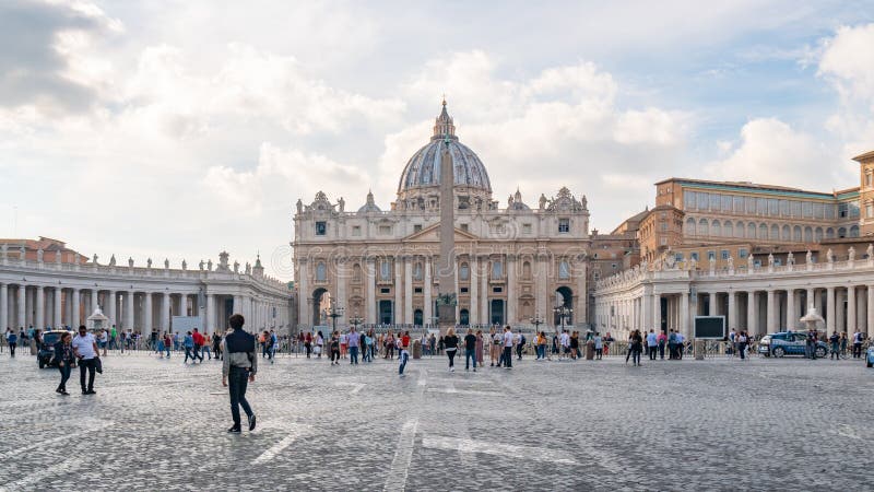 Roma Vaticana, Italia - 28 10 2019: Piazza San Pietro di fronte alla Basilica di San Pietro fotografia stock Roma Vaticana, Italia - 28 10 2019: Piazza San Pietro di fronte alla Basilica di San Pietro fotografia stock