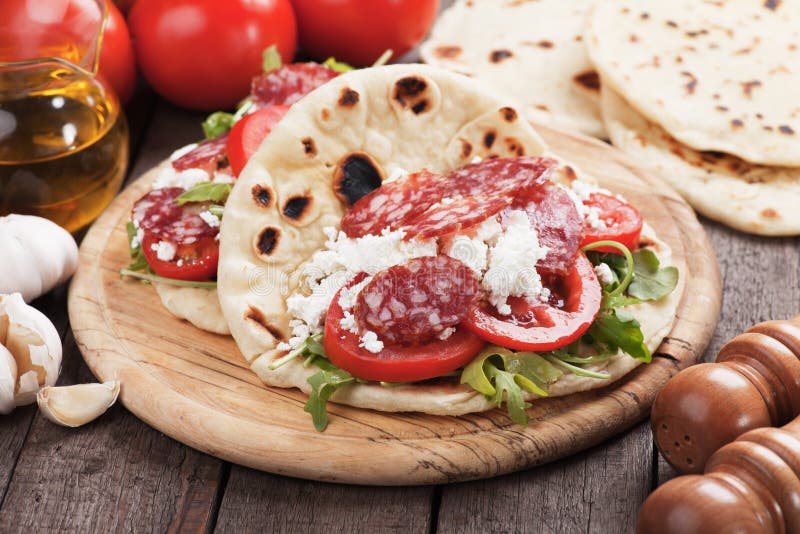 Romagnola de Piadina, bocadillo italiano del flatbread imagen de archivo Romagnola de Piadina, bocadillo italiano del flatbread imagen de archivo