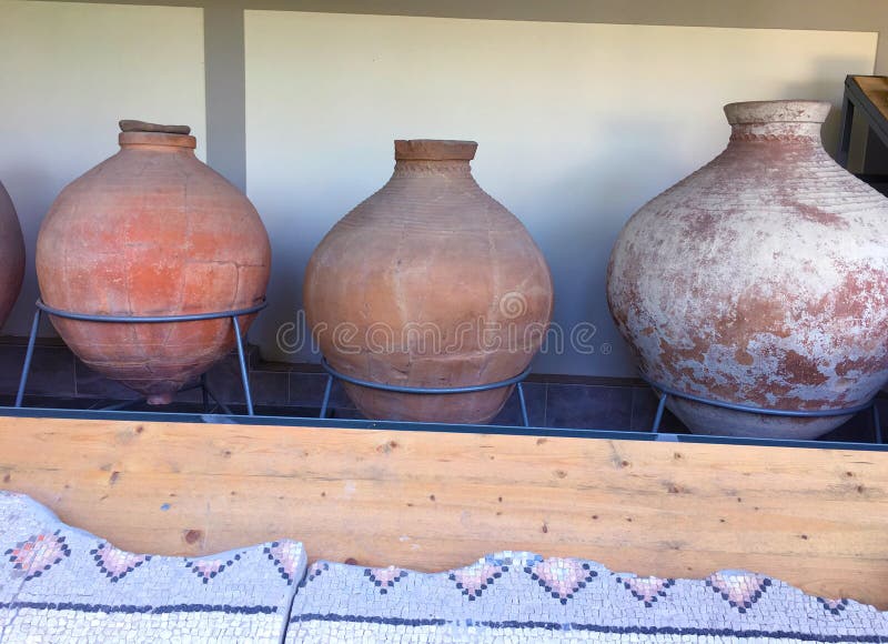 Roman Amphorae antico impilato su contro una parete Questi sono stati usati per il trasporto del vino fotografia stock Roman Amphorae antico impilato su contro una parete Questi sono stati usati per il trasporto del vino fotografia stock
