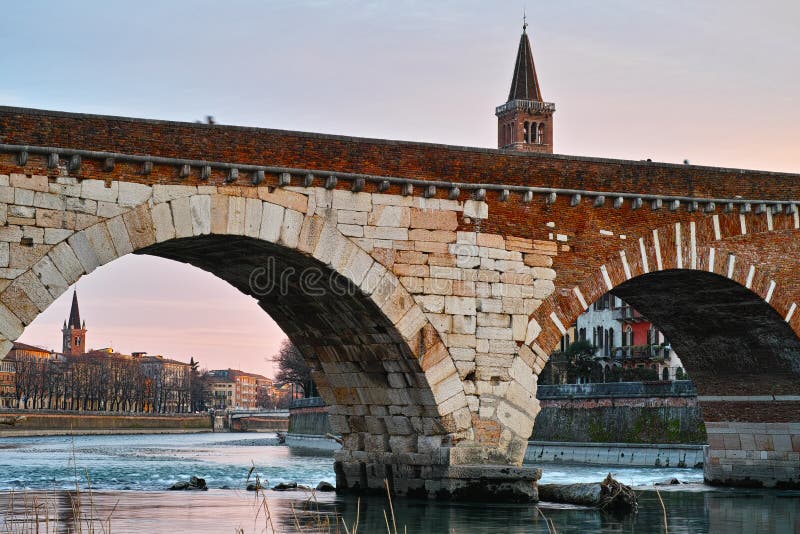 Struttura da romano arco Ponte transizione un fiume,.