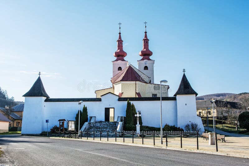 Rímskokatolícky kostol v obci Divín, cirkevná architektúra