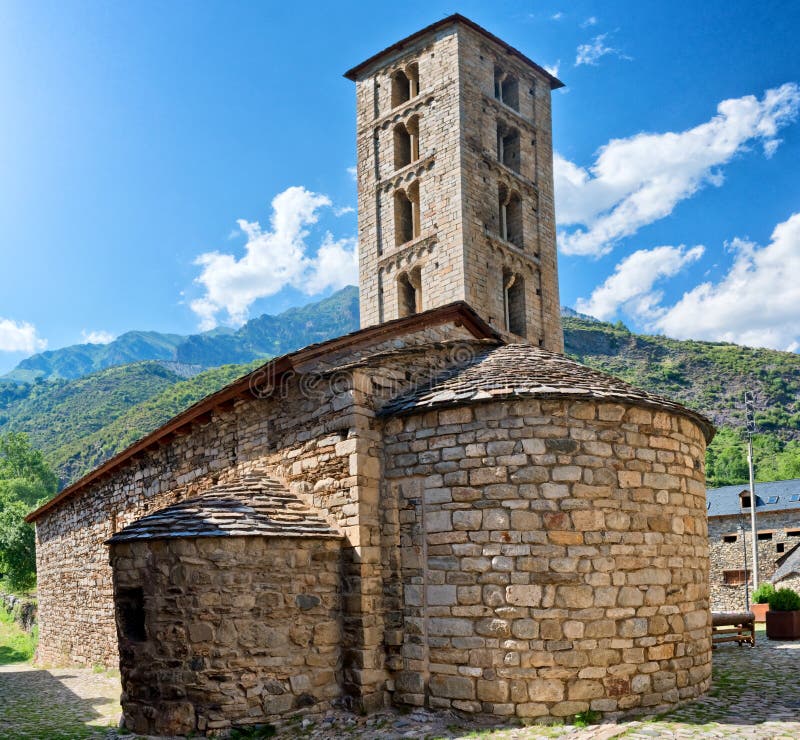 Roman Church de Santa Eulalia en Erill-la-Vall en Cataluña, España imágenes de archivo libres de regalías Roman Church de Santa Eulalia en Erill-la-Vall en Cataluña, España imágenes de archivo libres de regalías