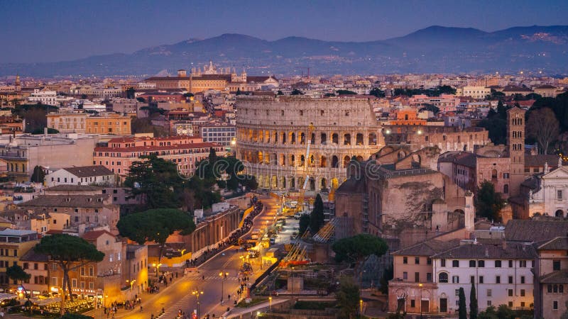Roman Colosseum la nuit d'en haut images stock Roman Colosseum la nuit d'en haut images stock