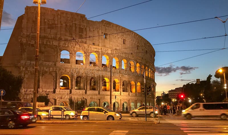 Roman Colosseum s'est allumé la nuit, avec le trafic dans le premier plan photos libres de droits Roman Colosseum s'est allumé la nuit, avec le trafic dans le premier plan photos libres de droits