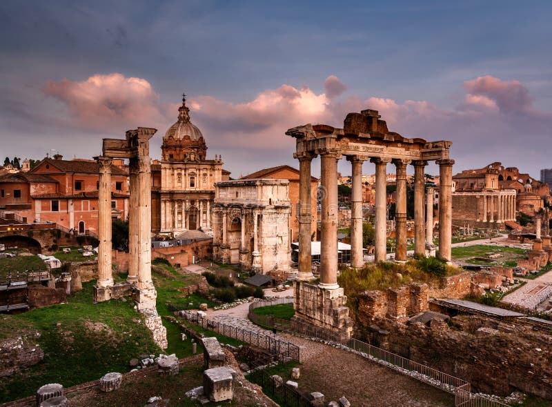 Roman Forum (Foro-Romano) en Ruïnes van Septimius Severus Arch