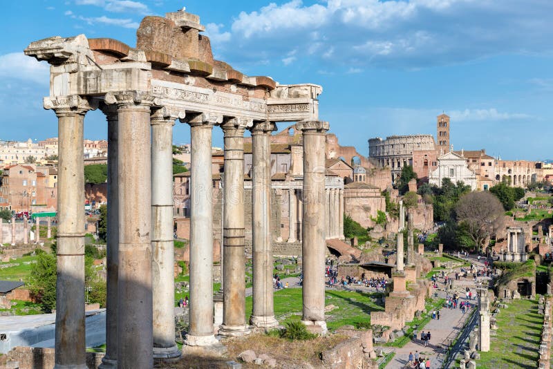 Roman Forum no por do sol em Roma, Itália foto de stock royalty free Roman Forum no por do sol em Roma, Itália foto de stock royalty free