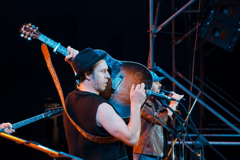 Roman Iagupov, Sänger Rockgruppe Moldovian Volkszdob-Si Zdub, spielt Gitarre am Livekonzert in Nemyriv, Ukraine, redaktionelles F lizenzfreie stockbilder Roman Iagupov, Sänger Rockgruppe Moldovian Volkszdob-Si Zdub, spielt Gitarre am Livekonzert in Nemyriv, Ukraine, redaktionelles F lizenzfreie stockbilder