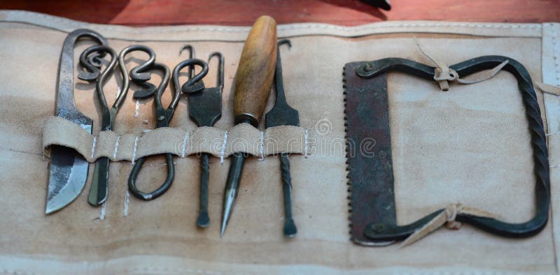 roman-medical-kit-doctor-surgery-tools-detail-145885129.jpg