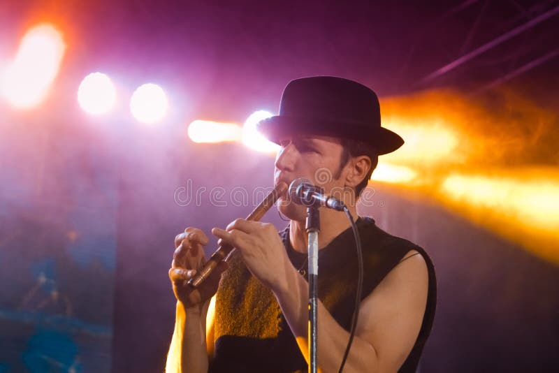 Roman Yagupov, Rockgruppe Moldovian Volkszdob-Si Zdub-Sänger, Spiele geriffelt, Livekonzert in Nemyriv, Ukraine, 21 10 2017, reda lizenzfreies stockfoto Roman Yagupov, Rockgruppe Moldovian Volkszdob-Si Zdub-Sänger, Spiele geriffelt, Livekonzert in Nemyriv, Ukraine, 21 10 2017, reda lizenzfreies stockfoto