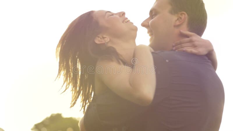 Romance d'un jeune couple dans l'amour garez le mode de vie de mouvement lent de coucher du soleil