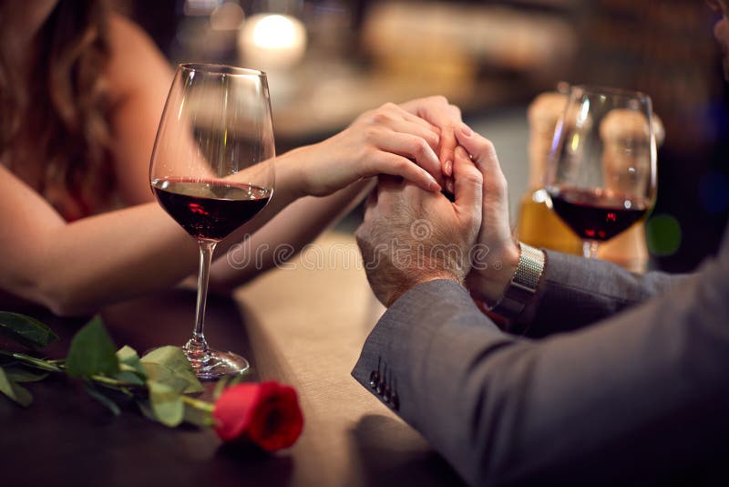 Romance en el restaurante para el Día-concepto del ` s de la tarjeta del día de San Valentín