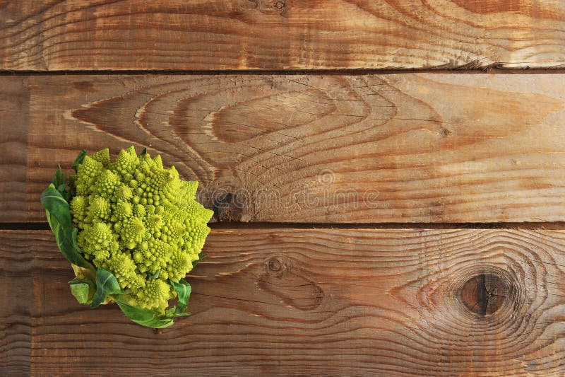 Romanesco broccoli eller romersk blomkål på träbakgrund royaltyfri fotografi Romanesco broccoli eller romersk blomkål på träbakgrund royaltyfri fotografi