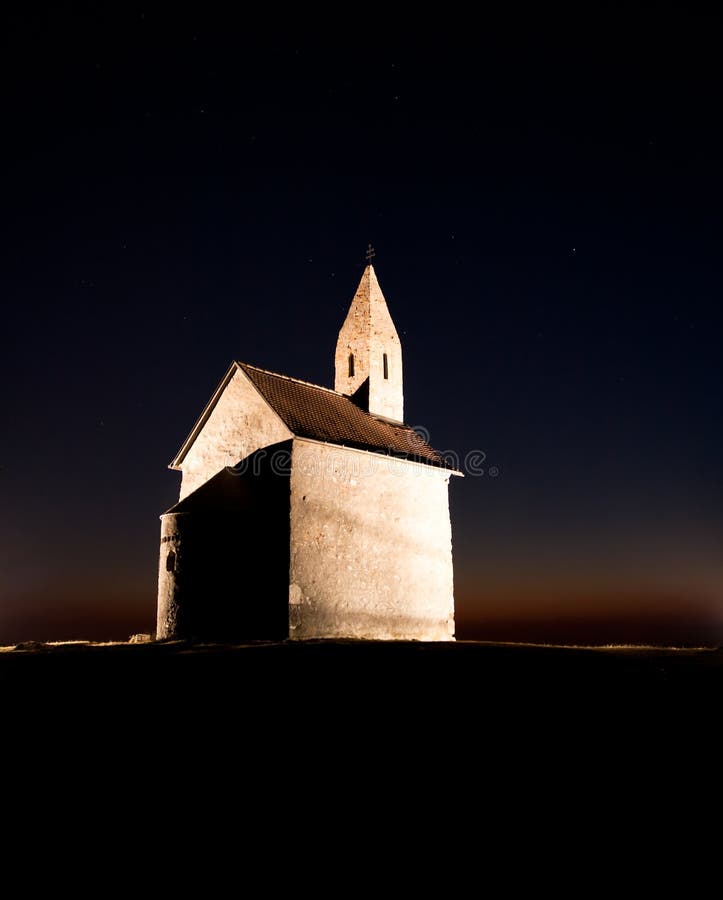 Románský kostel v noci