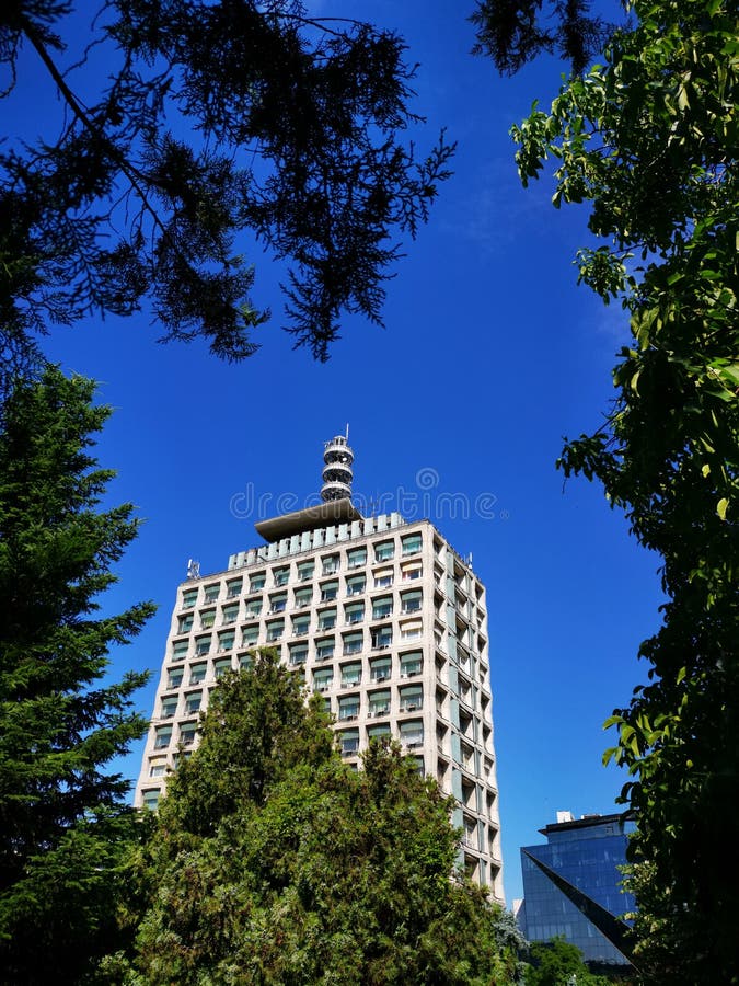 Rumunština televize věž budova zelený stromy.