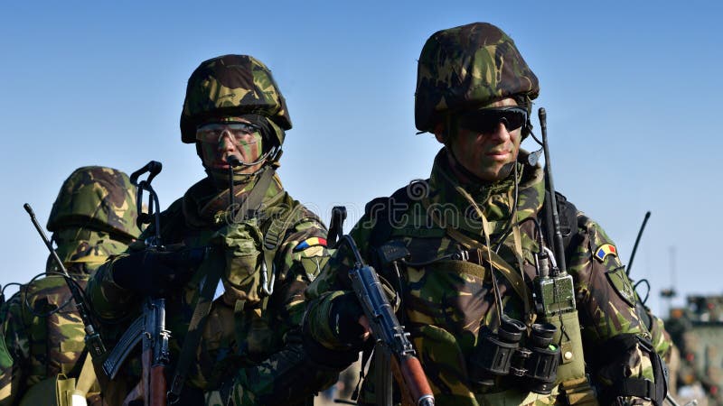 Romanians som är militära med semiautomaticrifle fotografering för bildbyråer Romanians som är militära med semiautomaticrifle fotografering för bildbyråer