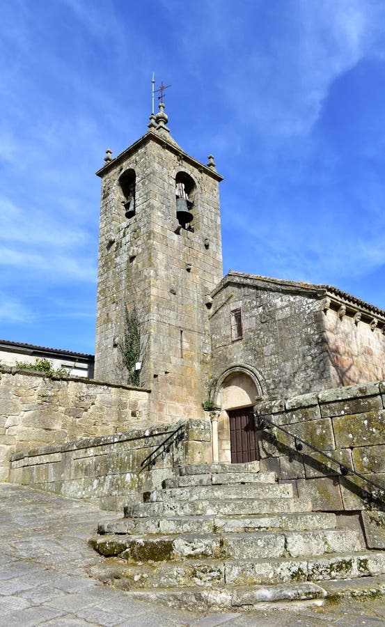 Romanisches mittelalterliches San Esteban Church Fassade, Glockenturm und Steintreppe Allariz, Orense, Spanien lizenzfreie stockfotos Romanisches mittelalterliches San Esteban Church Fassade, Glockenturm und Steintreppe Allariz, Orense, Spanien lizenzfreie stockfotos