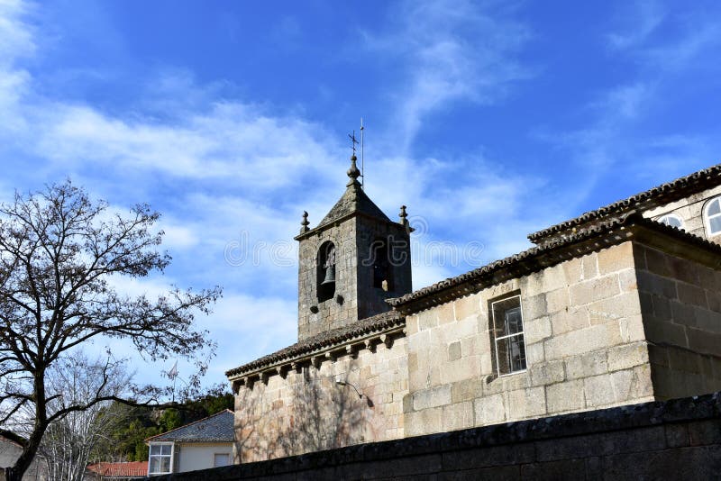 Romanisches mittelalterliches San Esteban Church Glockenturm und Baum, Seitenansicht Allariz, Orense, Spanien stockbild Romanisches mittelalterliches San Esteban Church Glockenturm und Baum, Seitenansicht Allariz, Orense, Spanien stockbild