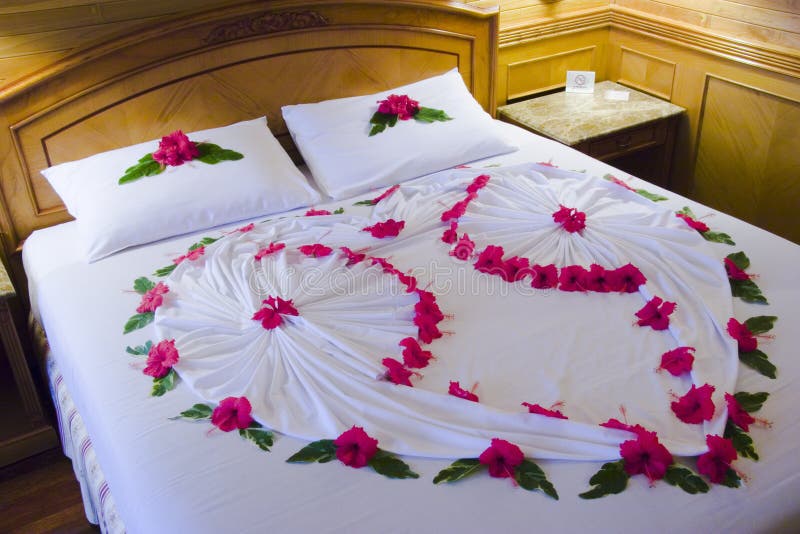 Letto in hotel, decorato con fiori.