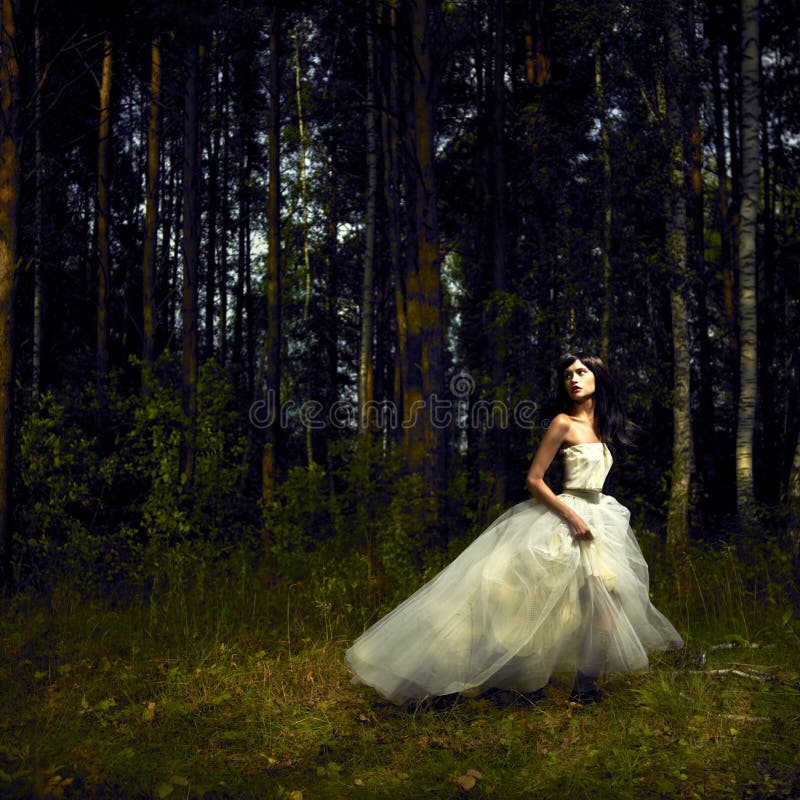 Ritratto di donna romantica nella foresta fatata.