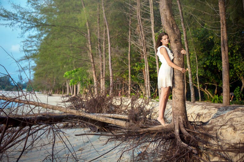 https://thumbs.dreamstime.com/b/romantic-woman-hug-tree-tropical-beach-beautiful-sunset-41857583.jpg