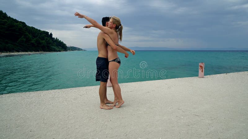 Romantisch gelukkig paar die pret hebben die op strand dansen stock afbeelding Romantisch gelukkig paar die pret hebben die op strand dansen stock afbeelding