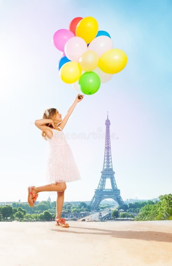 Romantisch meisje met heldere ballons in Parijs royalty-vrije stock foto Romantisch meisje met heldere ballons in Parijs royalty-vrije stock foto