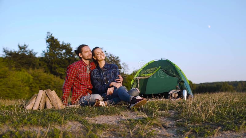 Romantisch paar die in aard op weekend kamperen