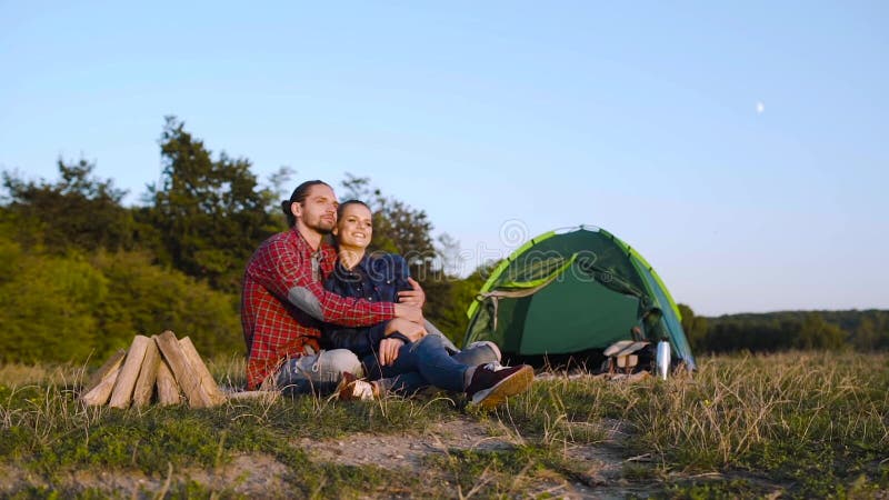 Romantisch paar die in aard op weekend kamperen