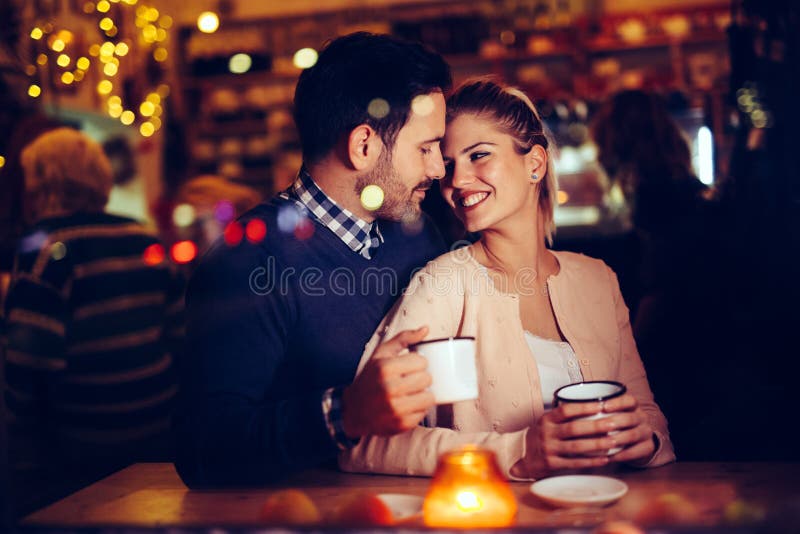 Romantisch paar die in bar bij nacht dateren