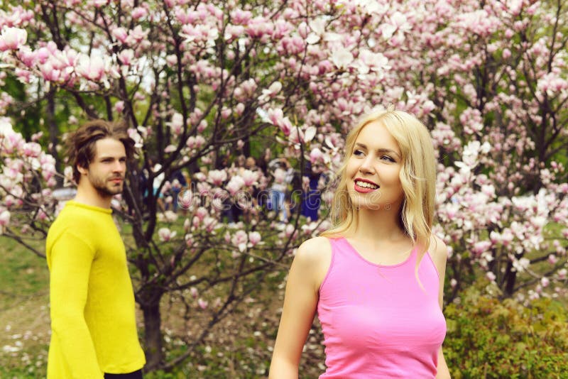 Romantisch paar in liefde in de lentetuin bij bloeiende magnolia royalty-vrije stock fotografie Romantisch paar in liefde in de lentetuin bij bloeiende magnolia royalty-vrije stock fotografie