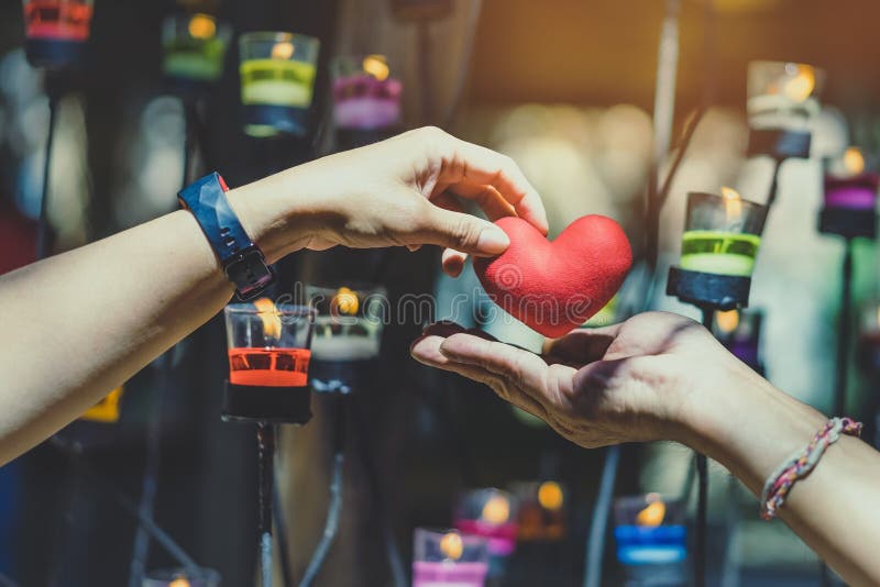 Romantisch paar op valentijnskaartendag De gelukkige blije vrouw die man hart geven vormt weinig hoofdkussen in een kaarslicht In stock afbeelding Romantisch paar op valentijnskaartendag De gelukkige blije vrouw die man hart geven vormt weinig hoofdkussen in een kaarslicht In stock afbeelding