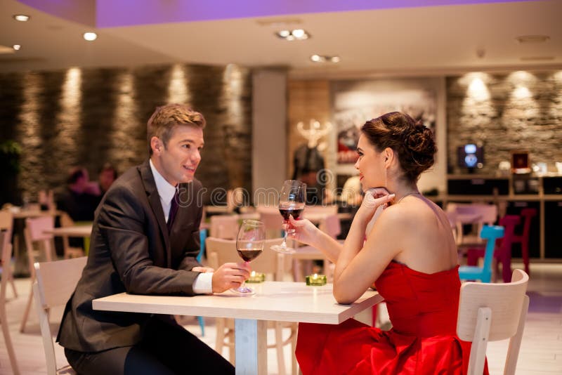 Romantisch paar in restaurant royalty-vrije stock foto Romantisch paar in restaurant royalty-vrije stock foto
