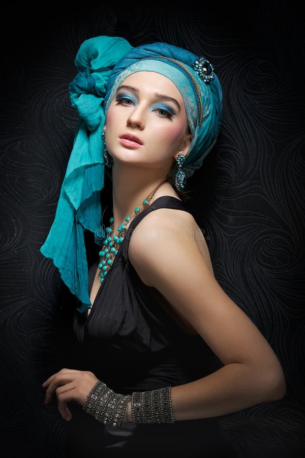 Romantisch portret van jonge vrouw in een turkooise tulband op een galant stock foto's Romantisch portret van jonge vrouw in een turkooise tulband op een galant stock foto's