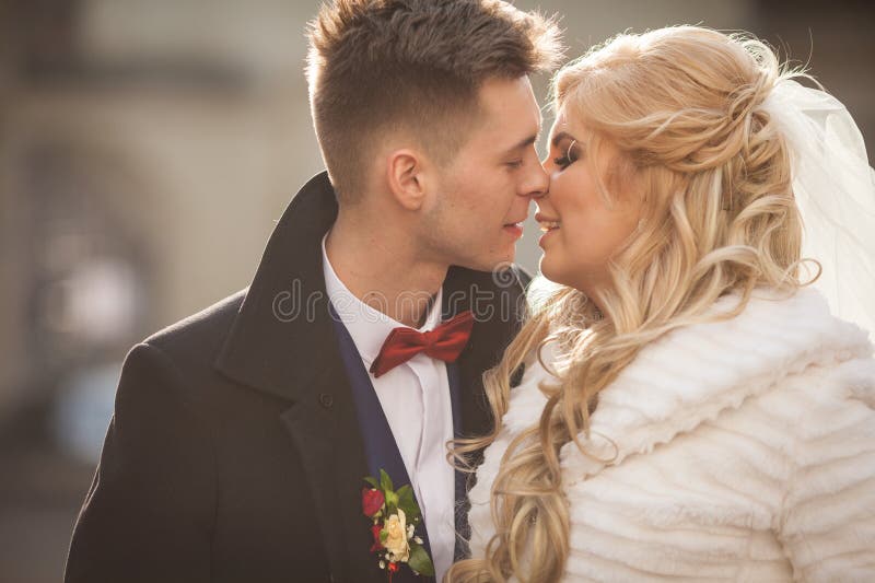 Romantisch valentynespaar van jonggehuwden die en bij s kussen koesteren royalty-vrije stock afbeeldingen Romantisch valentynespaar van jonggehuwden die en bij s kussen koesteren royalty-vrije stock afbeeldingen