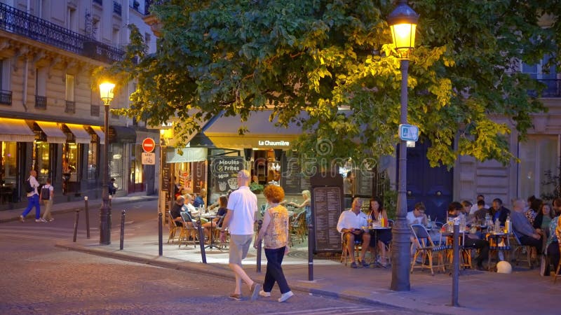 Romantische avond in parijs typische straatbeeld stad parijs frankrijk op 4 september 2023