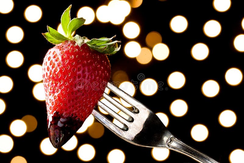 Romantische Chocolade Ondergedompelde Aardbei op een Vork stock afbeelding Romantische Chocolade Ondergedompelde Aardbei op een Vork stock afbeelding