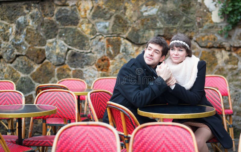 Datierungspaare in einem Pariser Café im Freien lizenzfreies stockbild Datierungspaare in einem Pariser Café im Freien lizenzfreies stockbild