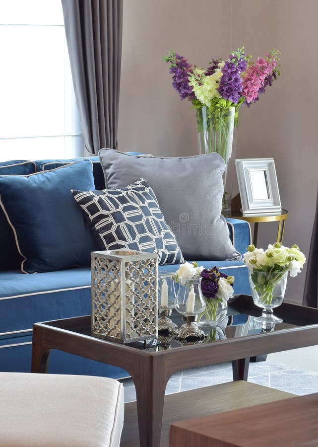 Romantische die kaars met beige en blauwe moderne klassieke bank in woonkamer wordt geplaatst stock foto's Romantische die kaars met beige en blauwe moderne klassieke bank in woonkamer wordt geplaatst stock foto's