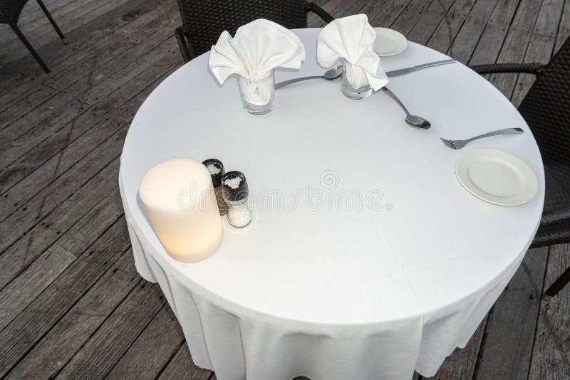 Romantische eettafel voor twee stock foto's Romantische eettafel voor twee stock foto's