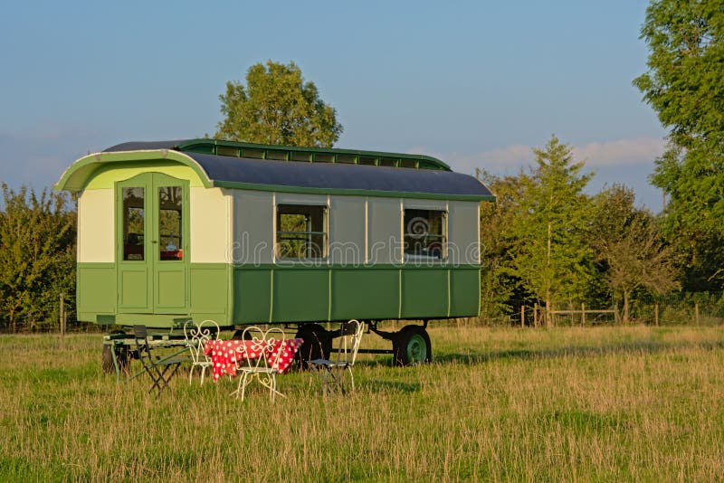 Romantische Houten Caravan Met Uitstekende Lijst En in Een Vlaamse Weide Stock Foto - of lijst, zigeuner: 102326516