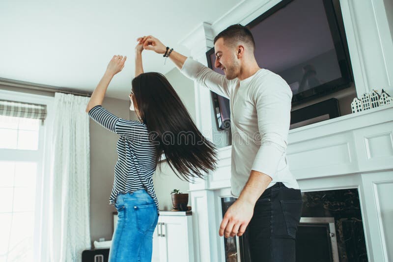 romantische jonge glimlachende lachende paarman vrouw die in liefde, kussen, die samen dansen koesteren royalty-vrije stock afbeelding romantische jonge glimlachende lachende paarman vrouw die in liefde, kussen, die samen dansen koesteren royalty-vrije stock afbeelding