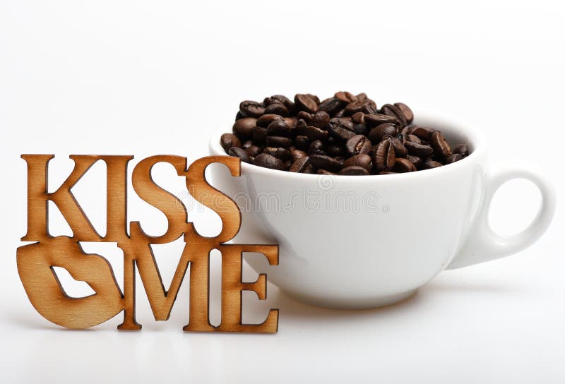 Romantische koffiepauze De bonen van de mokkoffie op witte achtergrond Geniet koffie van drank Datum in koffieconcept De drank be stock afbeelding Romantische koffiepauze De bonen van de mokkoffie op witte achtergrond Geniet koffie van drank Datum in koffieconcept De drank be stock afbeelding