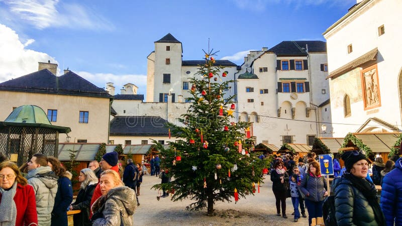 Romantische komstmarkt in de kasteelbinnenplaats van Salzburg, Oostenrijk stock afbeelding Romantische komstmarkt in de kasteelbinnenplaats van Salzburg, Oostenrijk stock afbeelding