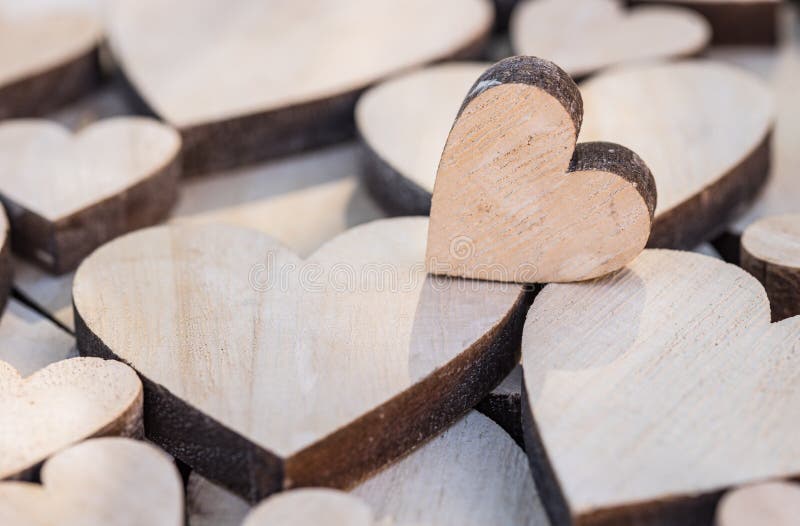 Romantische liefdeachtergrond met leuk littehart op vele houten harten royalty-vrije stock fotografie Romantische liefdeachtergrond met leuk littehart op vele houten harten royalty-vrije stock fotografie