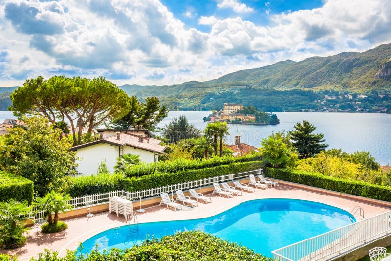 Romantische mening van het eiland van San Giulio bij Meer Orta, Piemonte, Italië stock afbeelding Romantische mening van het eiland van San Giulio bij Meer Orta, Piemonte, Italië stock afbeelding