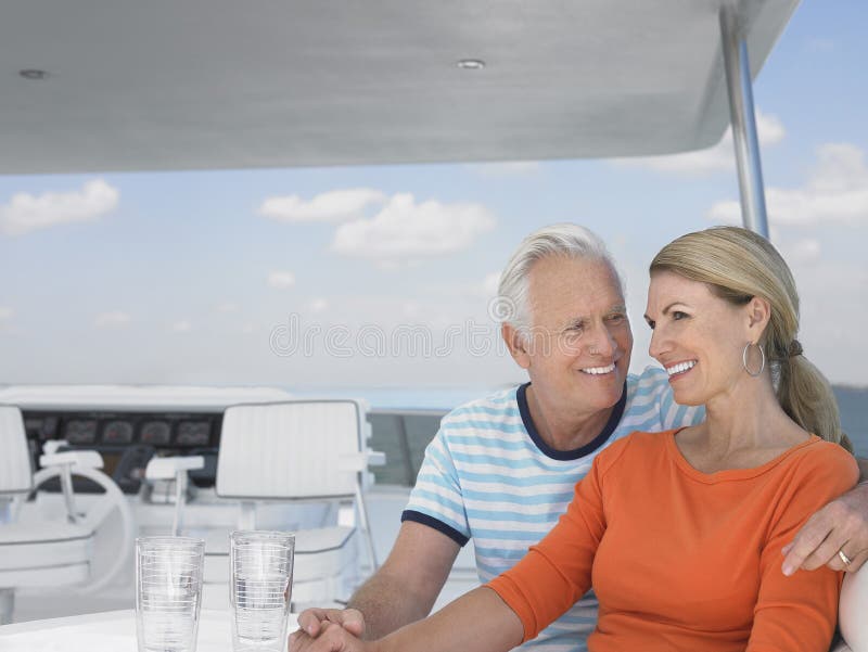 Romantische Mitte gealterte Paare auf Yacht